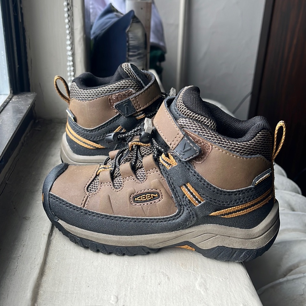 Keen kids size 10 Targhee mid waterproof hiking boot